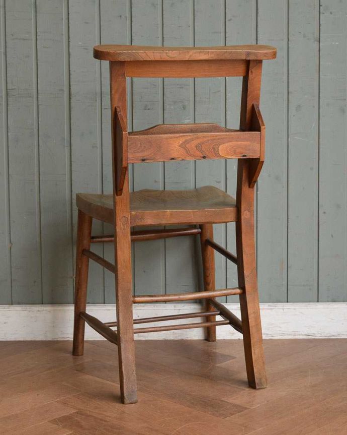 チャーチチェア　アンティーク チェア　聖書ボックス付きのチャーチチェア、素朴でナチュラルなイギリスアンティークの椅子。背中にあるポケットのヒミツ後ろ姿も絵になっちゃう。(m-420-c)