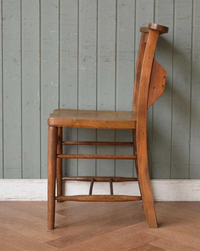 チャーチチェア　アンティーク チェア　聖書ボックス付きのチャーチチェア、素朴でナチュラルなイギリスアンティークの椅子。横から見た姿も、なんだか可愛いもともと教会で使われていたチャーチチェア。(m-420-c)