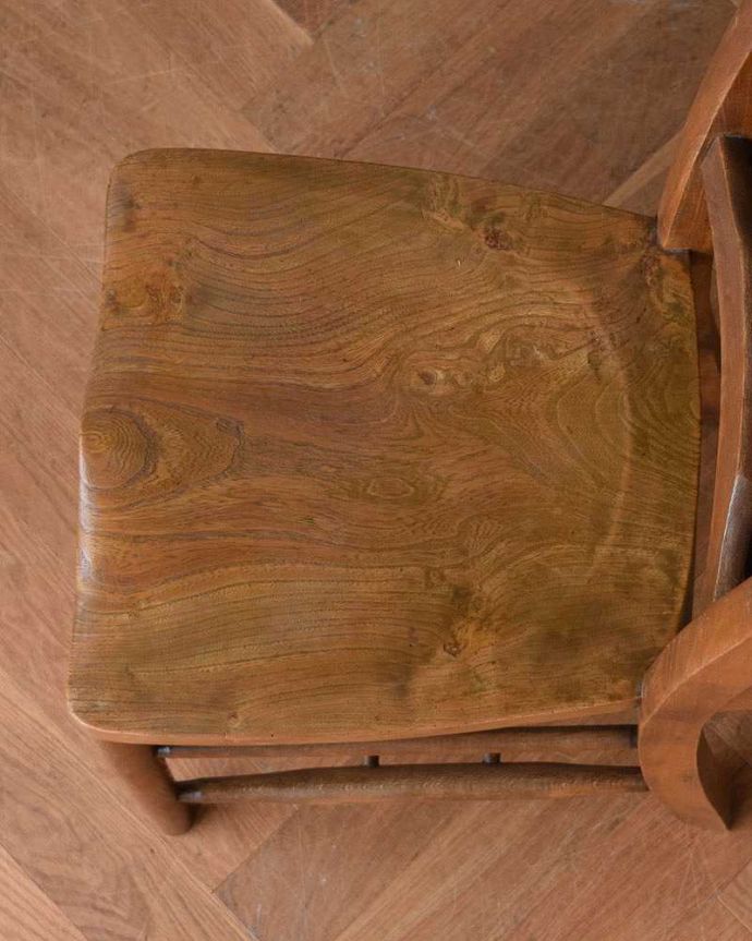 チャーチチェア　アンティーク チェア　聖書ボックス付きのチャーチチェア、素朴でナチュラルなイギリスアンティークの椅子。座面には、座ぐりと言って、長時間座ってお話を聞いてもラクなようにお尻の形に彫が入っています。(m-420-c)