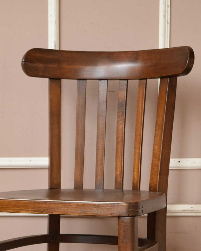 ベントウッドチェア　アンティーク チェア　アンティーク英国の椅子、ダイニングにオススメのベントウッドチェア。背もたれが低いところが可愛いデザイン！背もたれのしなやかな曲線は背中を優しく包み込んでくれます。(m-421-c)