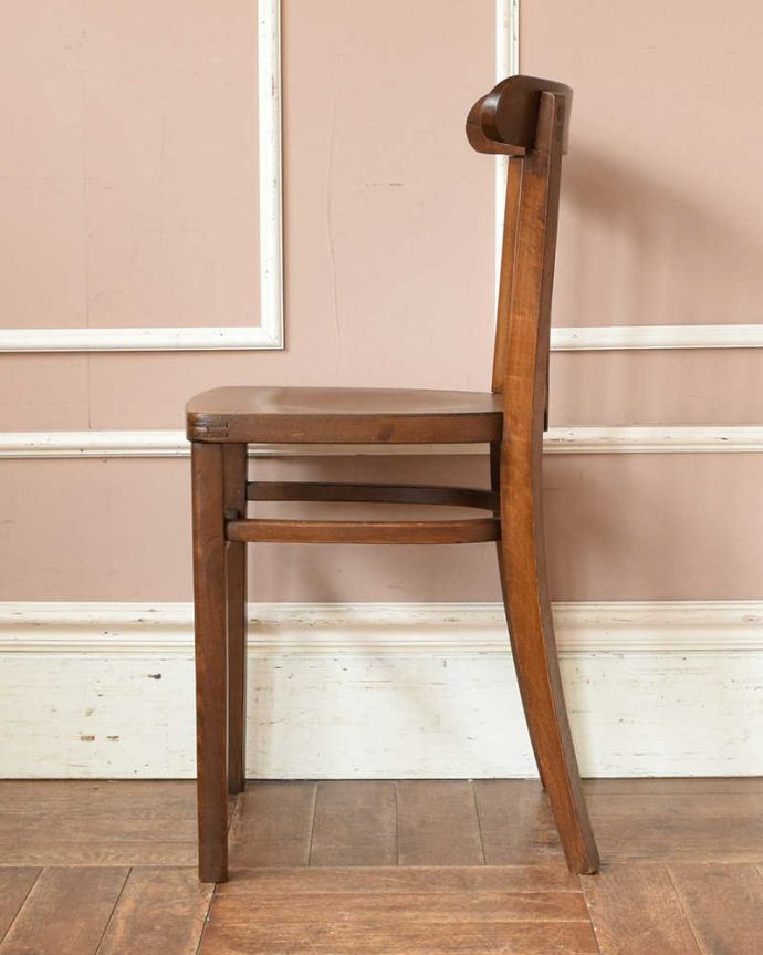 ベントウッドチェア　アンティーク チェア　アンティーク英国の椅子、ダイニングにオススメのベントウッドチェア。背もたれのしなやかな曲線は背中を優しく包み込んでくれます。(m-421-c)