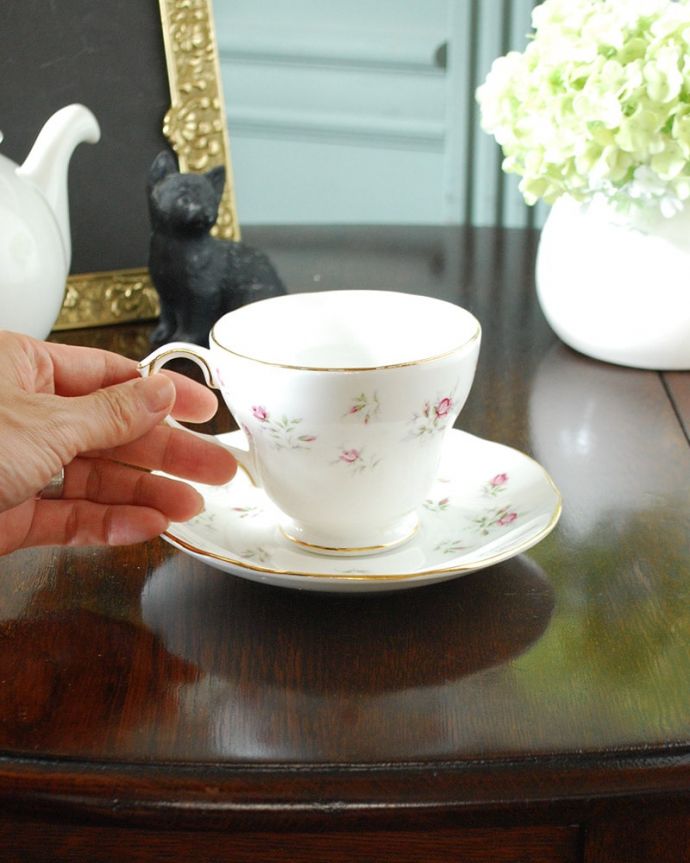 アンティーク 陶磁器の雑貨　アンティーク雑貨　ダッチェス　カップ＆ソーサー　お茶の時間をもっと優雅に･･･眺めて楽しむのはもちろん、実用的に使って楽しんで下さい。(m-4214-z)