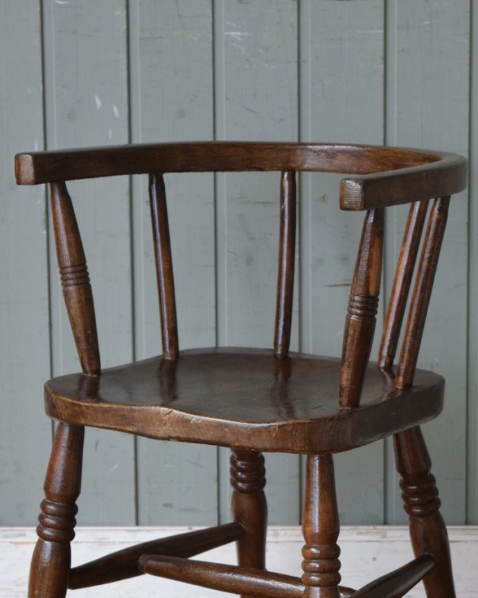 めずらしいアーム付き！シックなブラウンカラーのチャイルドチェア、イギリスアンティーク椅子