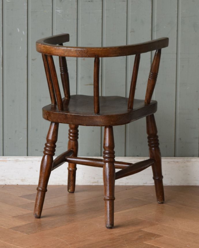 キッチンチェア　アンティーク チェア　めずらしいアーム付き！シックなブラウンカラーのチャイルドチェア、イギリスアンティーク椅子。持ち運びも楽チンですよ。(m-422-c)