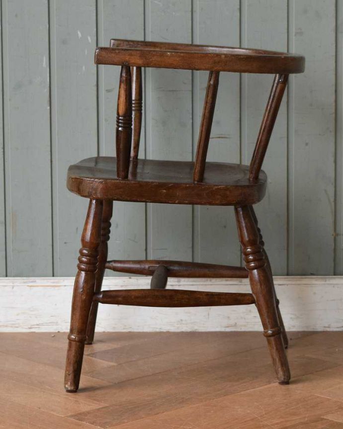 キッチンチェア　アンティーク チェア　めずらしいアーム付き！シックなブラウンカラーのチャイルドチェア、イギリスアンティーク椅子。背もたれの角度がしっかりと心地よく支えてくれます。(m-422-c)