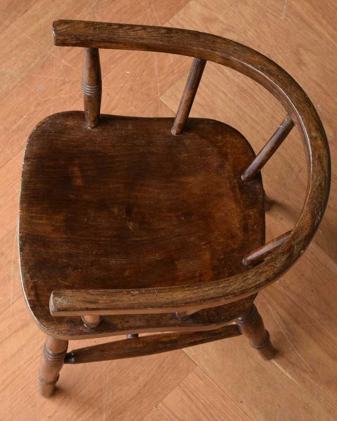 キッチンチェア　アンティーク チェア　めずらしいアーム付き！シックなブラウンカラーのチャイルドチェア、イギリスアンティーク椅子。座ぐりしてあるので座りやすいですよ。(m-422-c)