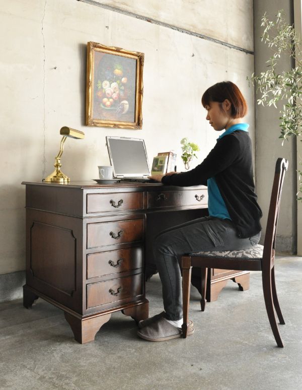 英国スタイルのカッコイイ木製の家具、アンティークのデスク（書机）