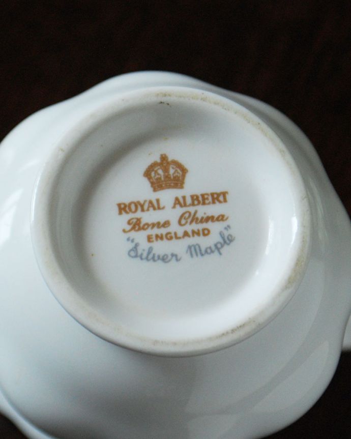 アンティーク 陶磁器の雑貨　アンティーク雑貨　ロイヤルアルバート　シルバーメープル　ミルクジャグ　裏側には品質の証バックスタンプに可愛い絵が描かれているのもロイヤルアルバートの魅力です。(m-4237-z)