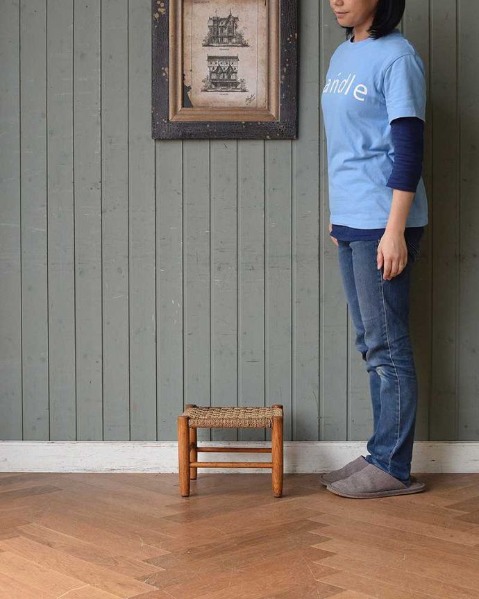 スツール・オットマン　アンティーク チェア　イギリス輸入のアンティーク椅子、珍しい編み座のチャイルドスツール。お部屋の片隅に置いて、クッションやバスケットなどを飾ってみてはいかがでしょう？（モデルの身長は159cmです）。(m-424-c)
