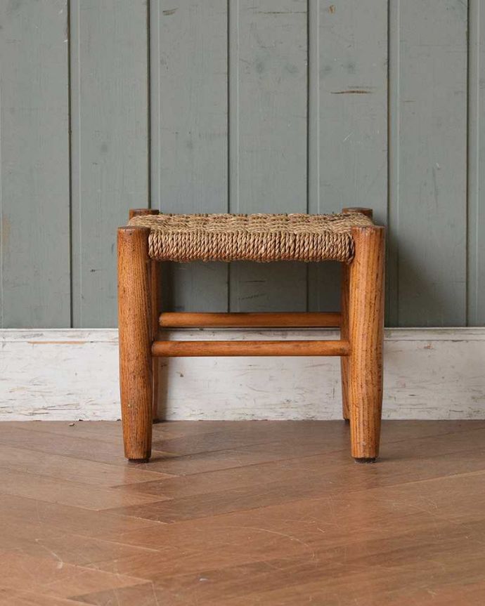 スツール・オットマン　アンティーク チェア　イギリス輸入のアンティーク椅子、珍しい編み座のチャイルドスツール。飽きのこないデザインが人気の秘密です。(m-424-c)