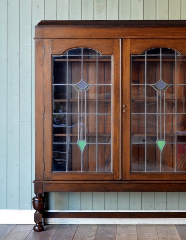 アンティークのキャビネット　アンティーク家具　ステンドグラスを嵌め込んだ英国のアンティークブックケース（本棚）。ガラスも当時のもの。(m-424-f)