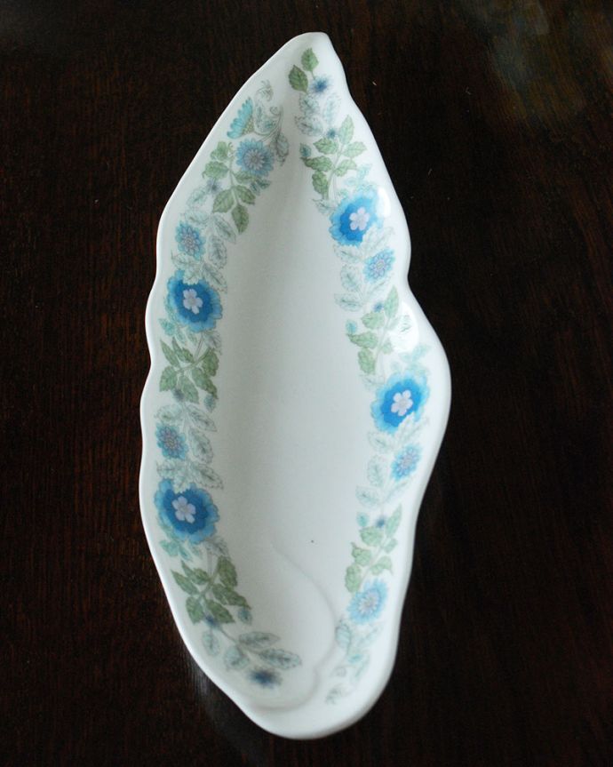 アンティーク 陶磁器の雑貨　アンティーク雑貨　ウェッジウッド　WEDGWOOD　クレメンタイン　長皿　デザインプレート　上から見るとこんな感じです状態のいいものだけを選んでいますが、アンティークなのでキズや欠けがある場合があります。(m-4244-z)