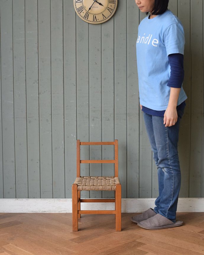 キッチンチェア　アンティーク チェア　イギリス輸入のアンティーク椅子、珍しい編み座のチャイルドチェアー。お部屋の片隅に置いて、クッションやバスケットなどを飾ってみてはいかがでしょう？（モデルの身長は159cmです）。(m-425-c)