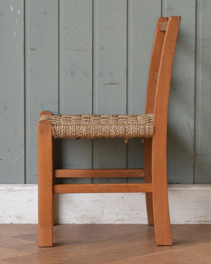 キッチンチェア　アンティーク チェア　イギリス輸入のアンティーク椅子、珍しい編み座のチャイルドチェアー。飽きのこないデザインが人気の秘密です。(m-425-c)