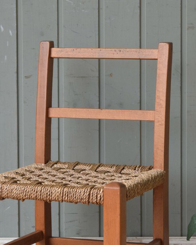 キッチンチェア　アンティーク チェア　イギリス輸入のアンティーク椅子、珍しい編み座のチャイルドチェアー。木目や色は1脚1脚微妙に違いますが、どれもキレイに仕上げています。(m-425-c)