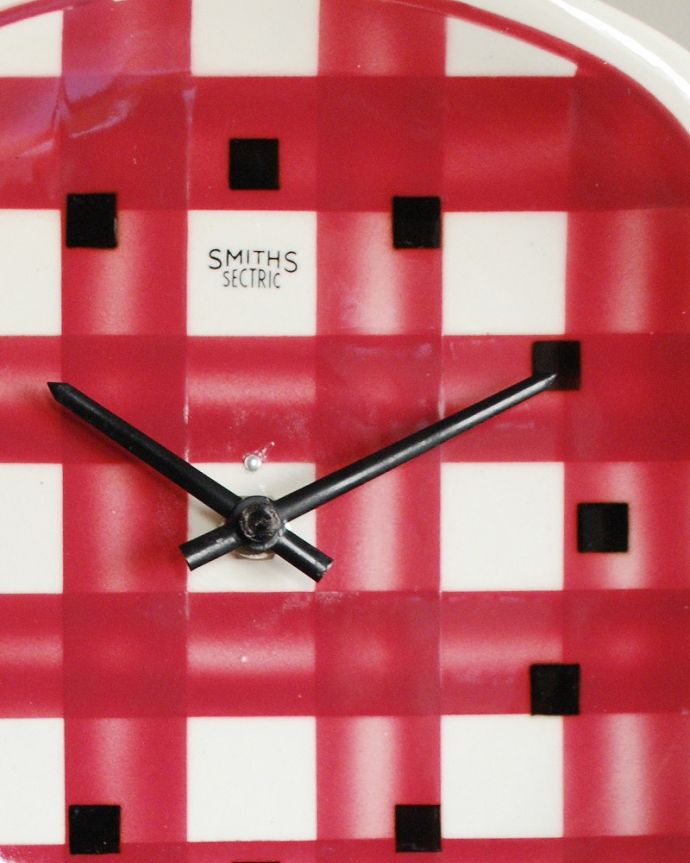 アンティーク雑貨　スミス掛け時計レッド　タイムスリップさせてくれる優しい文字盤アンティークの時計は、文字盤が何とも言えない優しい雰囲気。(m-4268-z)