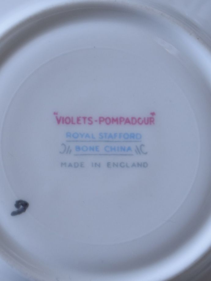 イギリスのアンティーク食器 ロイヤルスタッフォード窯のトリオ Violets Pompadour M 4270 Z アンティーク雑貨