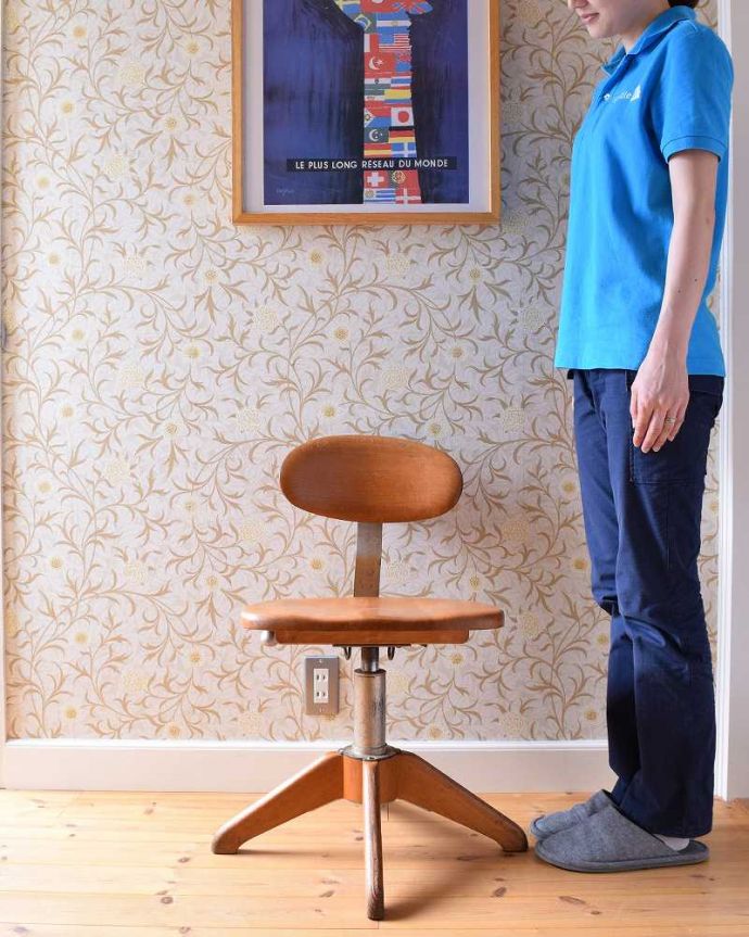 キッチンチェア　アンティーク チェア　英国アンティークの回転椅子、木製のデスクチェア（リボルビングチェア）。なんとも言えないあたたかみのある椅子素朴なデザインの木の椅子は、なんだかほっこりあたたかい雰囲気なんです。(m-428-c)