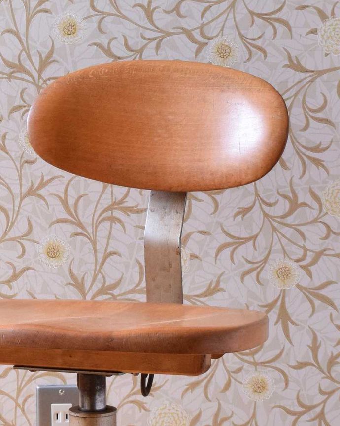 キッチンチェア　アンティーク チェア　英国アンティークの回転椅子、木製のデスクチェア（リボルビングチェア）。背もたれは温かみのある丸いデザイン丸くて可愛い背もたれのデザイン。(m-428-c)