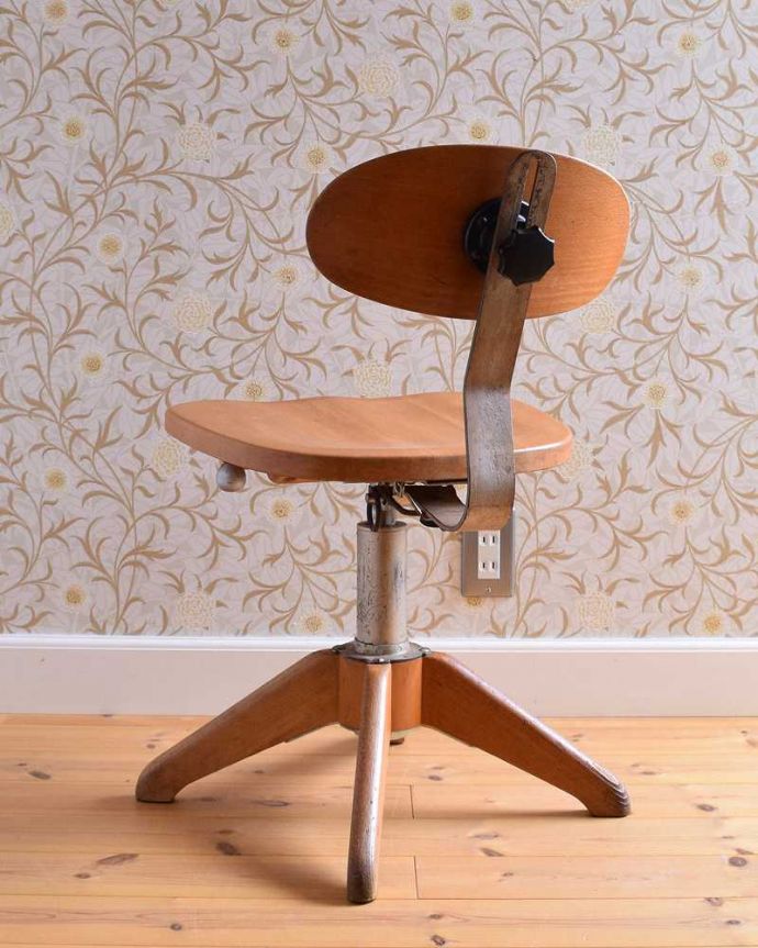 キッチンチェア　アンティーク チェア　英国アンティークの回転椅子、木製のデスクチェア（リボルビングチェア）。後ろ姿にも自信アリ！並べた時に後ろから見ることも多い椅子。(m-428-c)