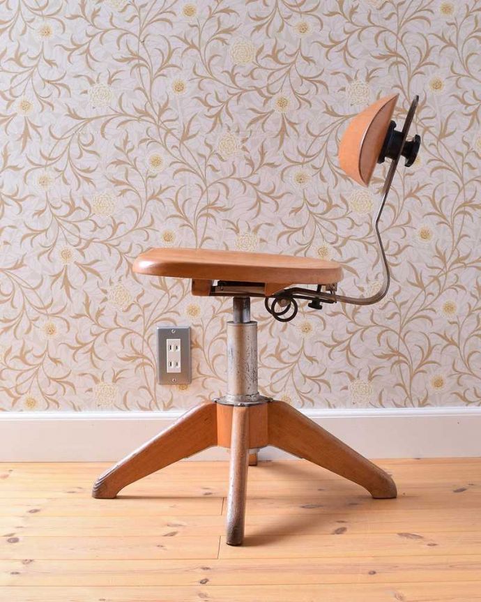 キッチンチェア　アンティーク チェア　英国アンティークの回転椅子、木製のデスクチェア（リボルビングチェア）。横顔もほっこりデザイン横から見ても、なんだかほっこりぬくもりあるデザイン。(m-428-c)