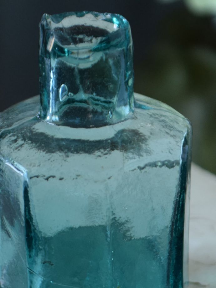 イギリスのアンティークガラス雑貨、濃いブルー色が美しい、定番の形のインクボトル