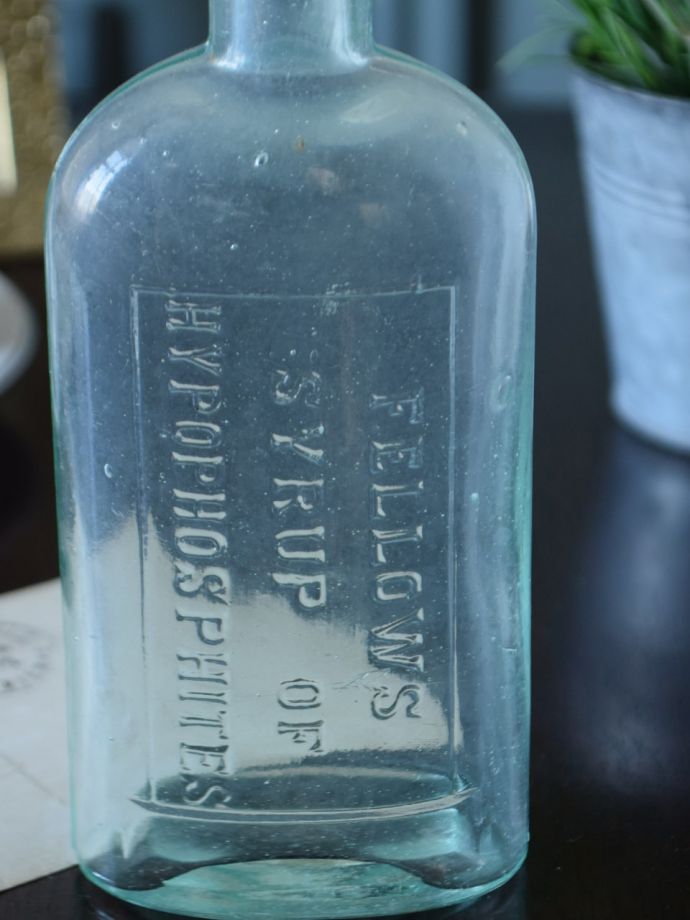 アンティークのおしゃれなガラスボトル、イギリスで見つけたエンボス入りのガラス瓶