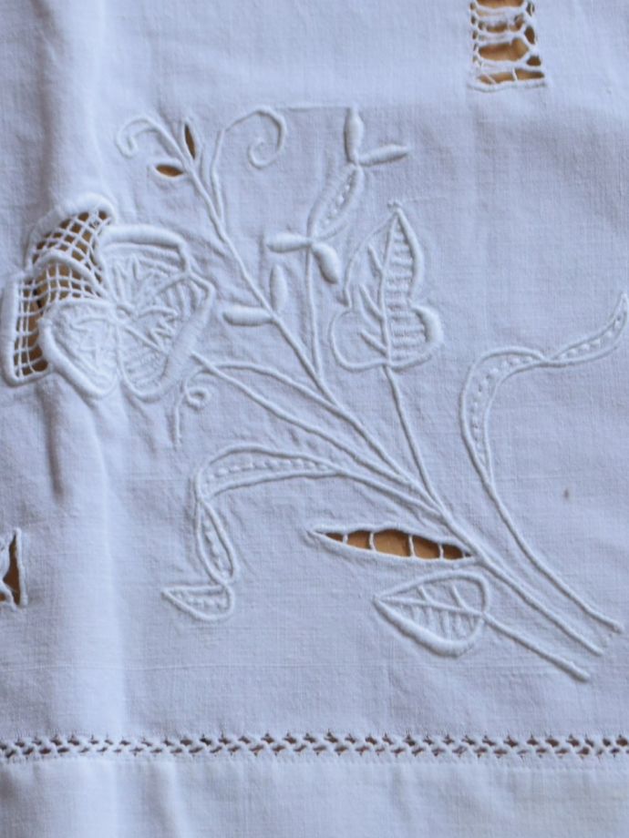 アンティークのテーブルクロス、ドロンワークとハンドメイド花刺繍のテーブルクロス