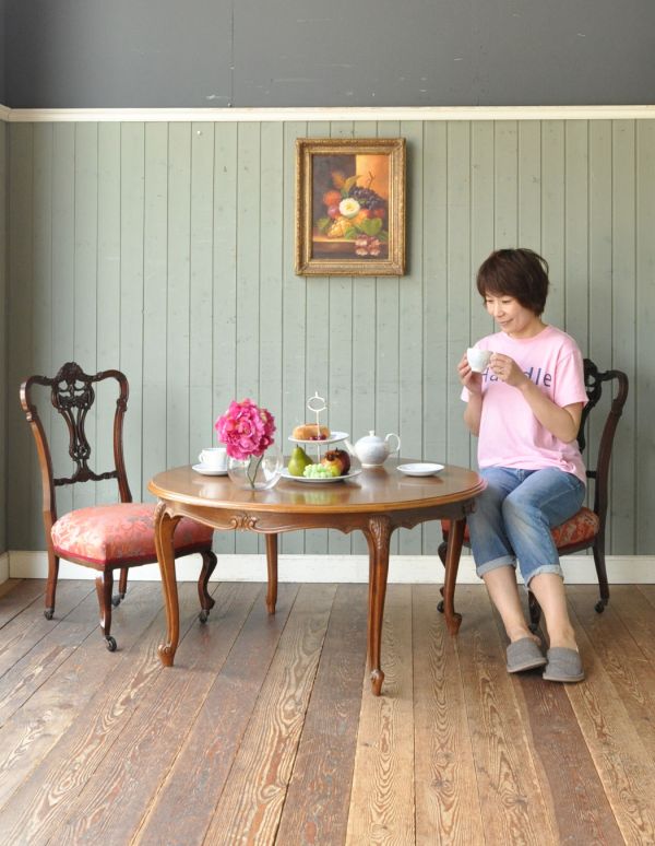 ロイドテーブル　アンティーク家具　フランスからの彫がキレイなアンティーク家具、コーヒーテーブル。天板が広いので、ゆったりとお使い頂けます。(m-457-f)