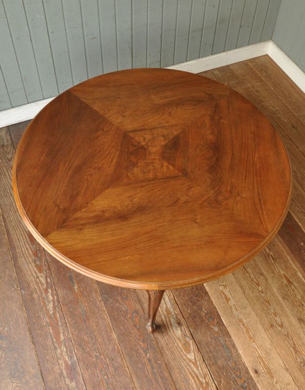 ロイドテーブル　アンティーク家具　フランスからの彫がキレイなアンティーク家具、コーヒーテーブル。落ち着きのある茶色です。(m-457-f)