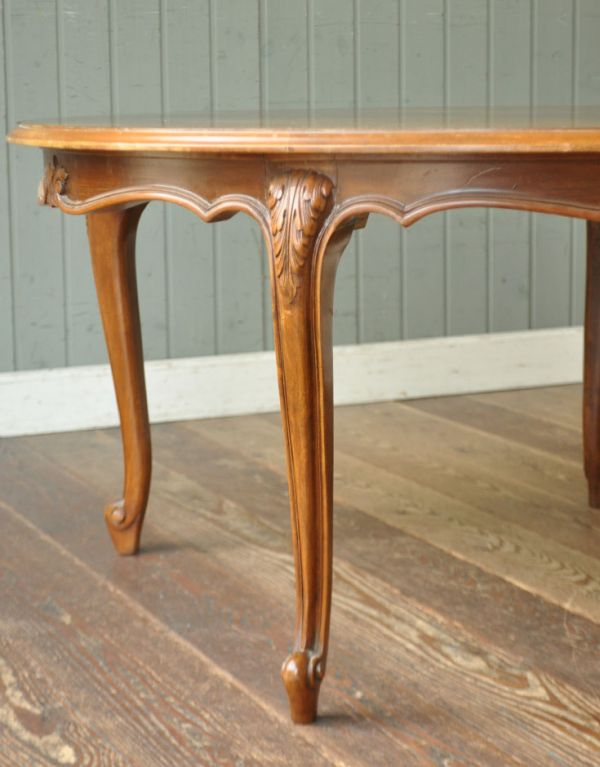 ロイドテーブル　アンティーク家具　フランスからの彫がキレイなアンティーク家具、コーヒーテーブル。脚にもキレイな装飾があります。(m-457-f)