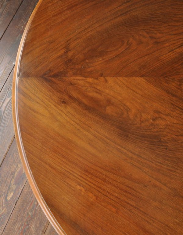 ロイドテーブル　アンティーク家具　フランスからの彫がキレイなアンティーク家具、コーヒーテーブル。木目もキレイです。(m-457-f)