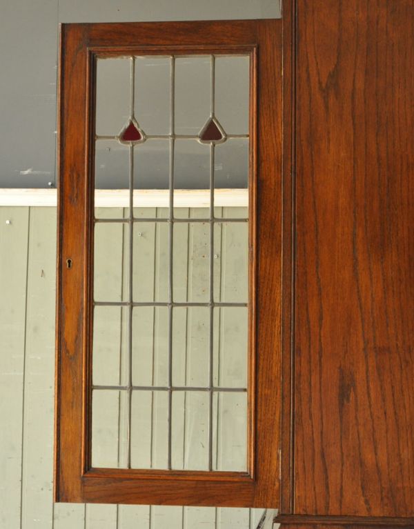 ビューロー　アンティーク家具　ステンドグラスのアンティーク家具、英国のブックビューロー（本棚とデスク）。ケイムで仕上げられたステンドグラスの扉です。(m-459-f)