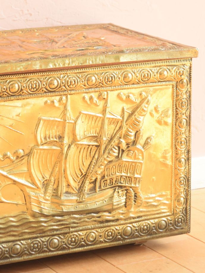 アンティークの真鍮の箱、イギリスで見つけた帆船の模様のブラスボックス