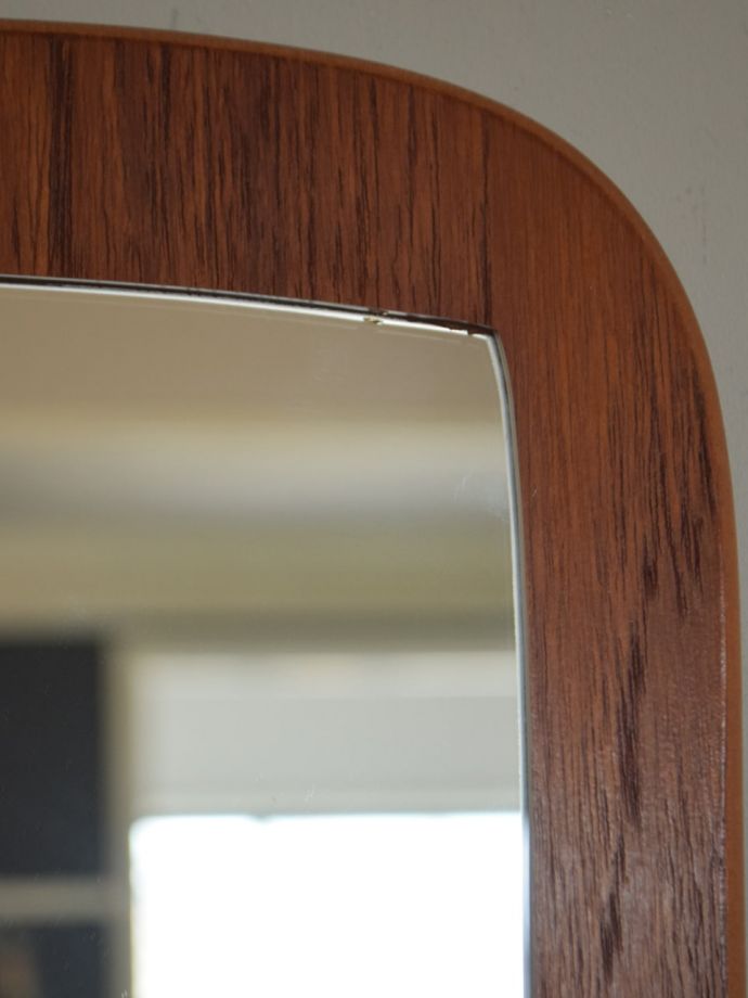 ビンテージのおしゃれな壁掛け鏡、北欧スタイルにピッタリな木枠のウォールミラー