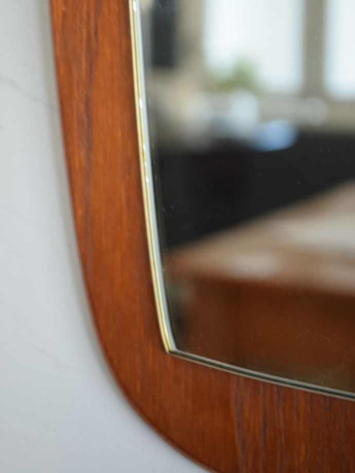 ビンテージのおしゃれな壁掛け鏡、北欧スタイルにピッタリな木枠のウォールミラー