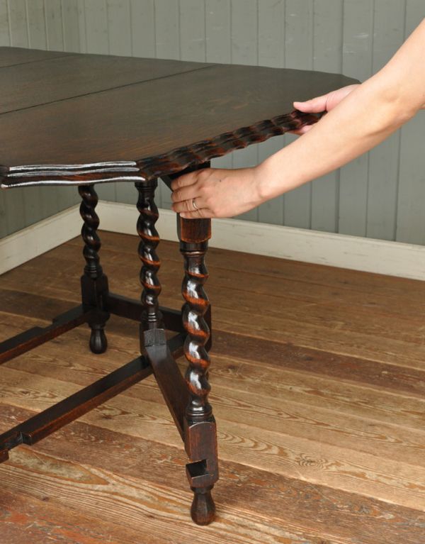 ロイドテーブル　アンティーク家具　英国のツイストのアンティーク家具、ゲートレッグテーブル（伸張式テーブル）。天板を引っ張り出すだけなので、組み立ても簡単！女性の力で大丈夫です。(m-465-f)