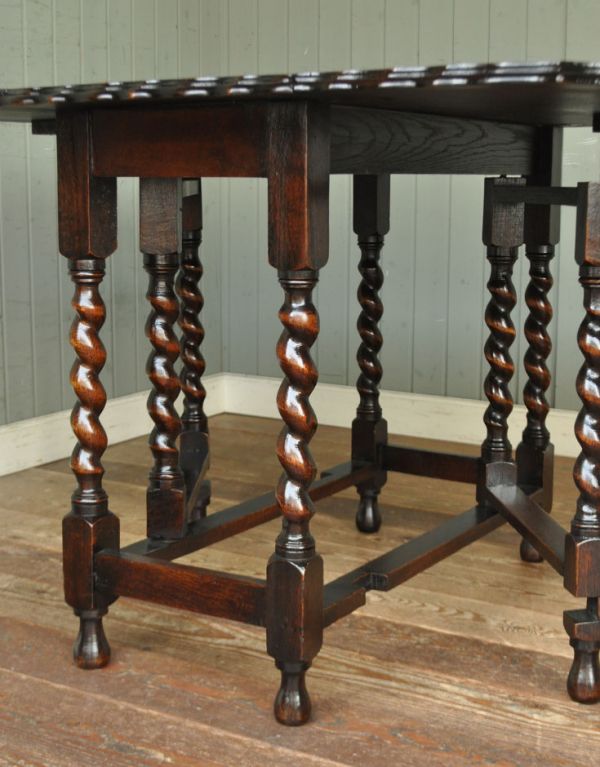 ロイドテーブル　アンティーク家具　英国のツイストのアンティーク家具、ゲートレッグテーブル（伸張式テーブル）。丸い足先が可愛いです。(m-465-f)