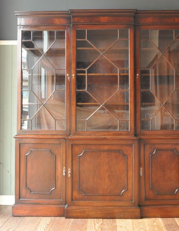 アンティークのキャビネット　アンティーク家具　英国の重厚なアンティーク家具、シノワズリのガラス扉のブックケース（本棚）。大きなガラスも当時のもの。(m-466-f)