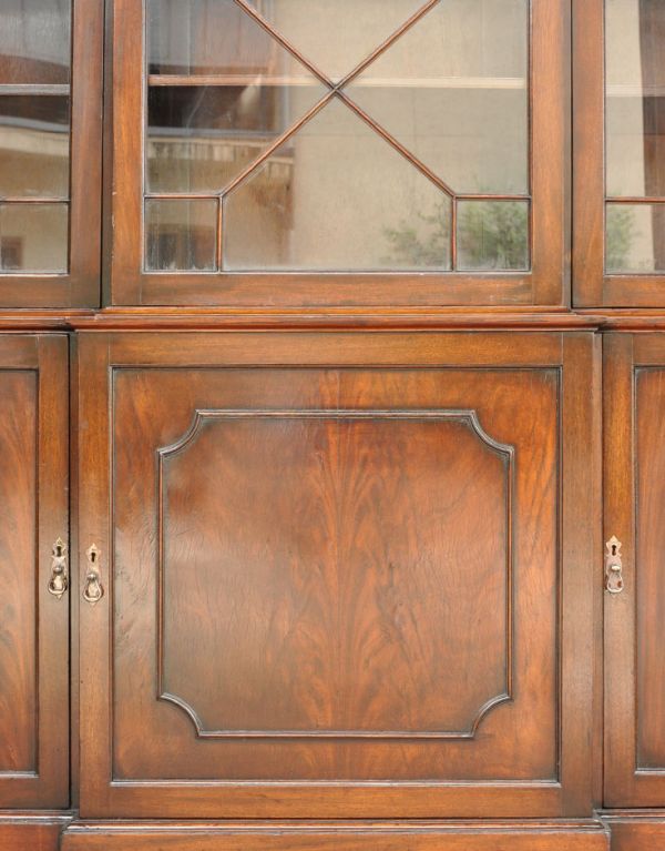 アンティークのキャビネット　アンティーク家具　英国の重厚なアンティーク家具、シノワズリのガラス扉のブックケース（本棚）。濃い茶色なので落ち着きがあってかっこいいです。(m-466-f)
