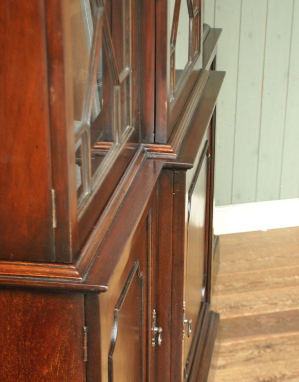 アンティークのキャビネット　アンティーク家具　英国の重厚なアンティーク家具、シノワズリのガラス扉のブックケース（本棚）。立体感があって美しいデザインです。(m-466-f)