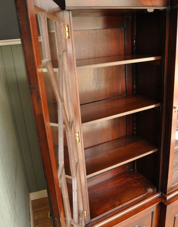 アンティークのキャビネット　アンティーク家具　英国の重厚なアンティーク家具、シノワズリのガラス扉のブックケース（本棚）。内側はキレイな状態です。(m-466-f)