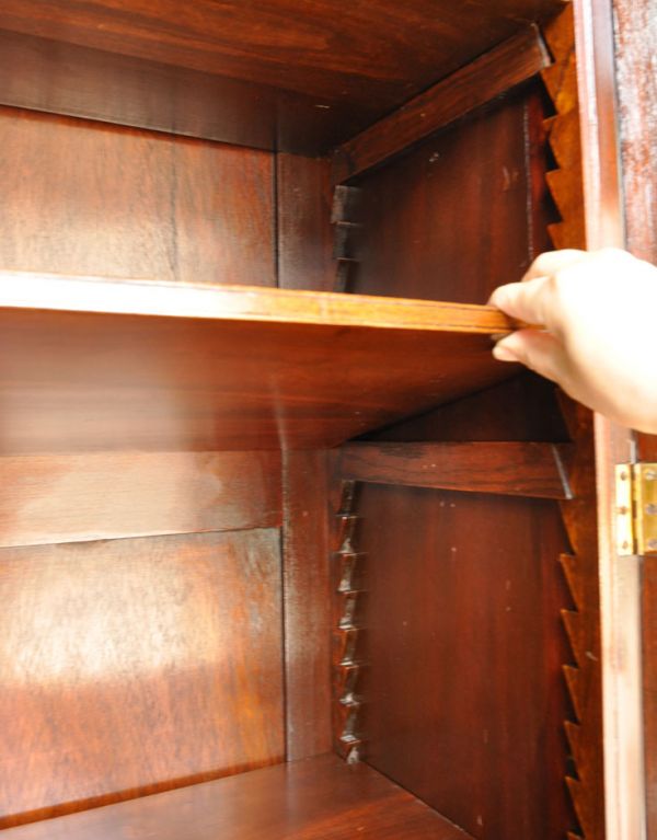 アンティークのキャビネット　アンティーク家具　英国の重厚なアンティーク家具、シノワズリのガラス扉のブックケース（本棚）。ガラス扉内の棚板は、取り外すことも可能です。(m-466-f)
