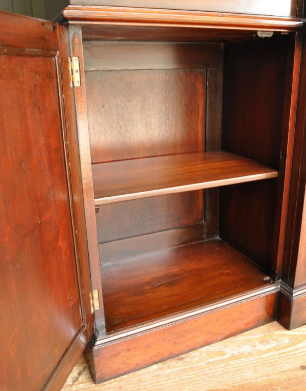 アンティークのキャビネット　アンティーク家具　英国の重厚なアンティーク家具、シノワズリのガラス扉のブックケース（本棚）。内側も茶色なので落ち着きがあってかっこいいです。(m-466-f)