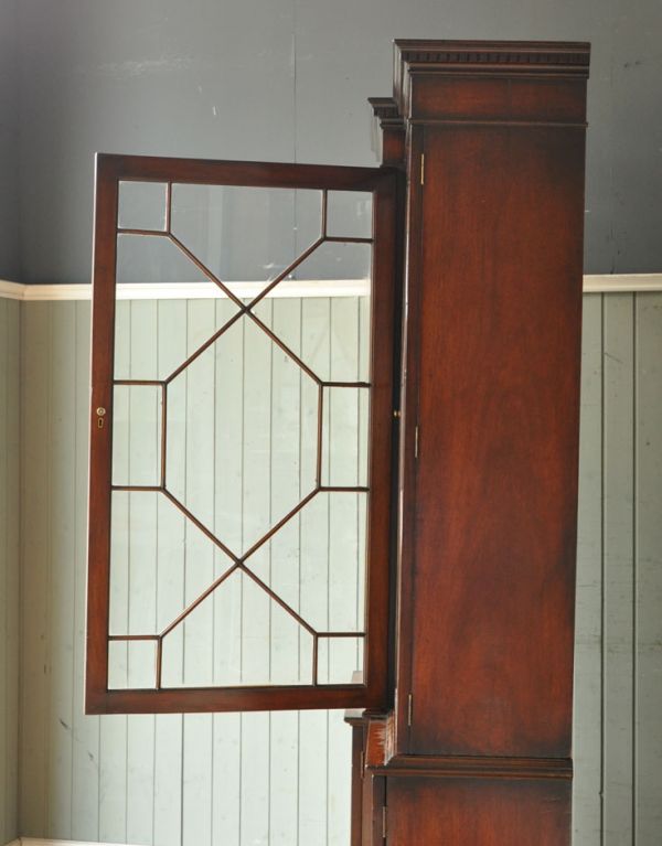 アンティークのキャビネット　アンティーク家具　英国の重厚なアンティーク家具、シノワズリのガラス扉のブックケース（本棚）。シノワズリーデザインの美しい装飾が入った扉です。(m-466-f)