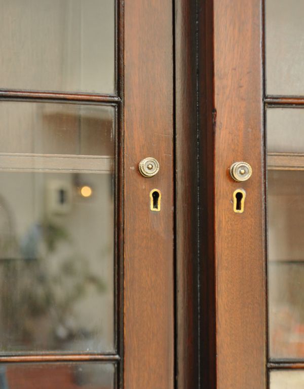 アンティークのキャビネット　アンティーク家具　英国の重厚なアンティーク家具、シノワズリのガラス扉のブックケース（本棚）。ガラス扉の取っ手がちょこんと付いています。(m-466-f)