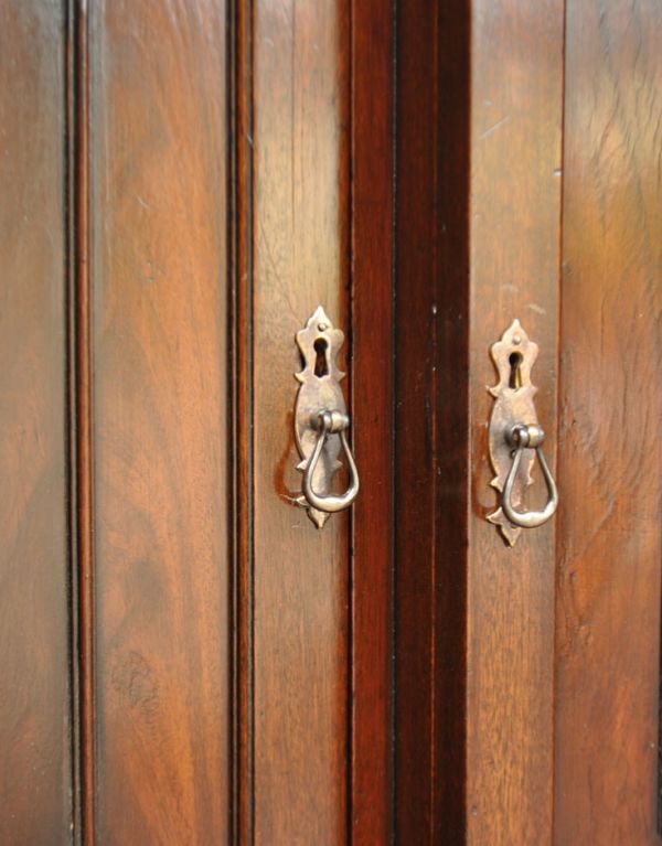 アンティークのキャビネット　アンティーク家具　英国の重厚なアンティーク家具、シノワズリのガラス扉のブックケース（本棚）。下の扉の取っ手です。(m-466-f)