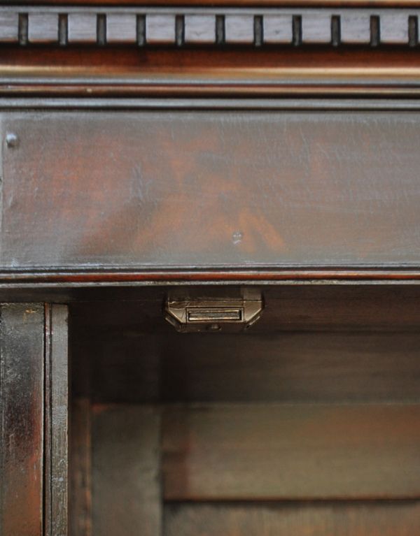 アンティークのキャビネット　アンティーク家具　英国の重厚なアンティーク家具、シノワズリのガラス扉のブックケース（本棚）。マグネットが付いているので開け閉めはスムーズです。(m-466-f)