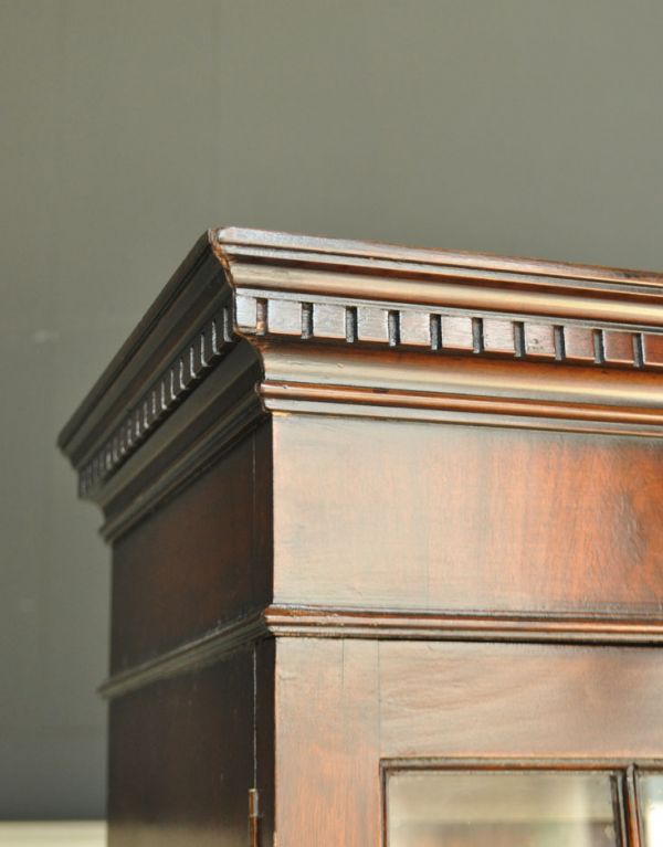 アンティークのキャビネット　アンティーク家具　英国の重厚なアンティーク家具、シノワズリのガラス扉のブックケース（本棚）。トップにも美しい彫があります。(m-466-f)