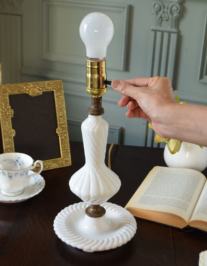 イギリスで見つけたアンティークのおしゃれな照明、ミルクガラスのテーブルランプ（E26 LED球付き）